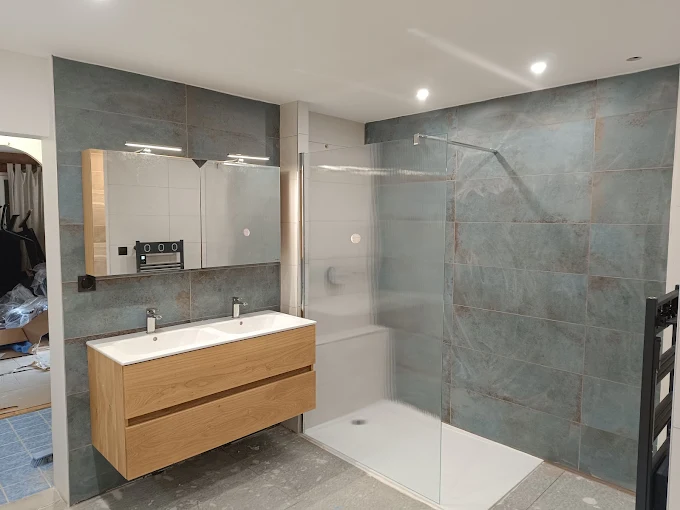 Salle de bains rénovée, douche à paroi vitrée et meuble double vasque